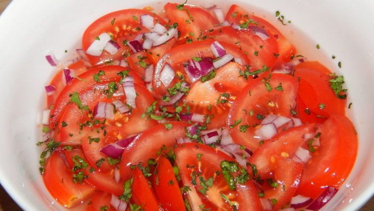 Salat-iz-pomidorov-s-lukom-v-marinade